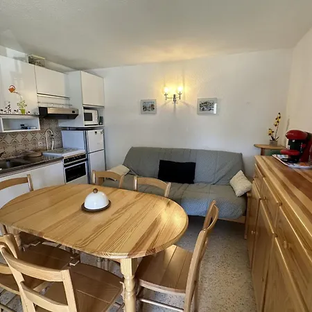 Cosy With Balcony Ideally Located Daire