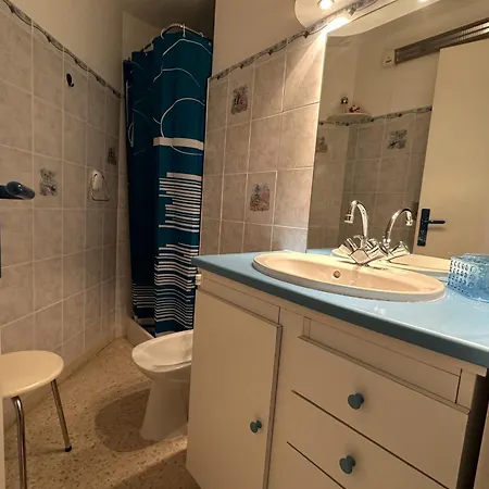 Cosy With Balcony Ideally Located Daire